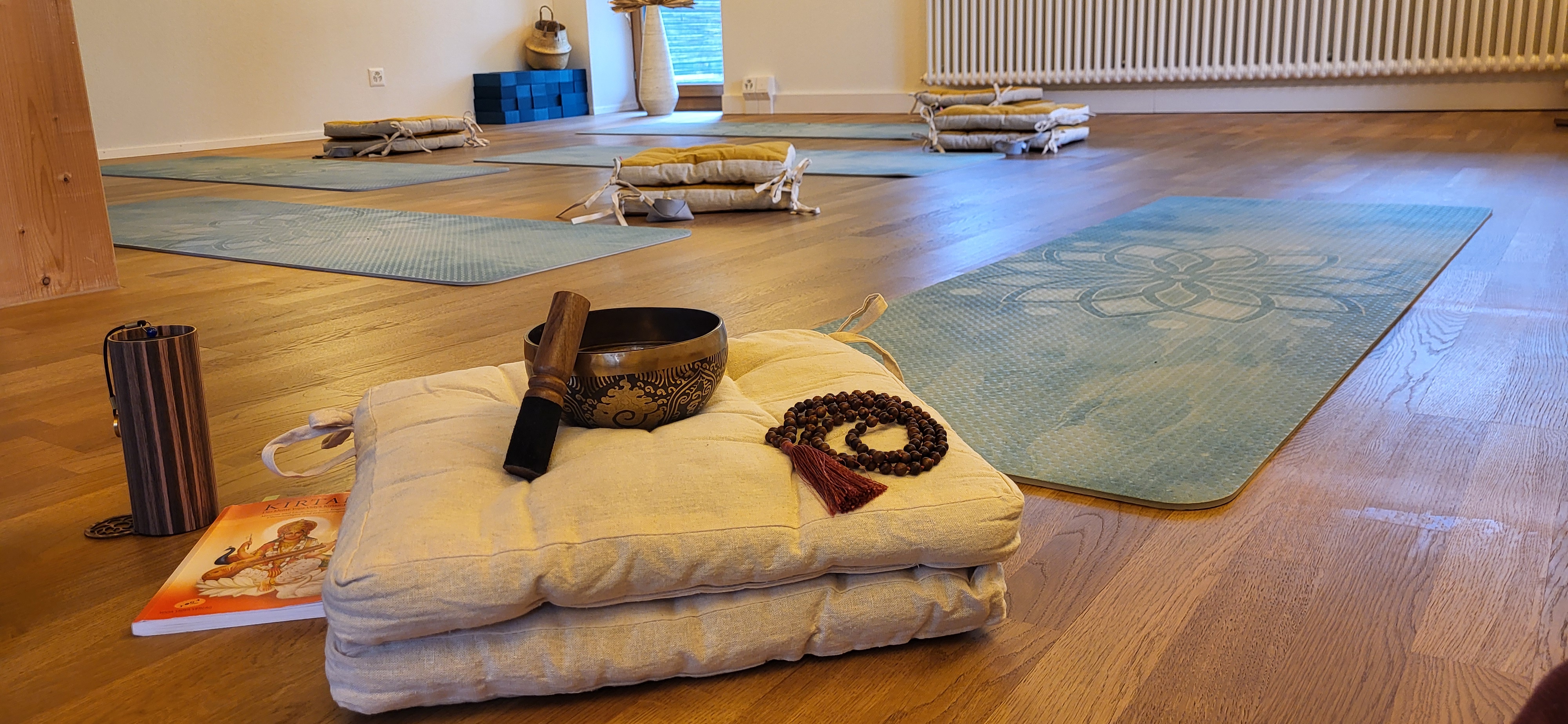Yogamatten, Decken und Atmosphäre im Kursraum Schwarzenburg